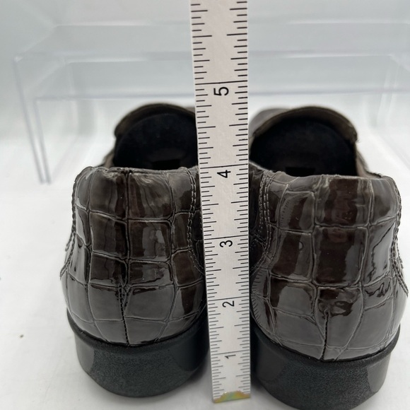 Clarks Crocodile Embossed Gael Loafer Shoes Size 8.5M Womens Brown Stretch Sides - Picture 6 of 12